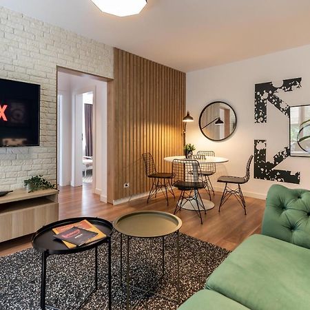 Downtown Retreat: Spacious 2-Br By Unirii Square ブカレスト エクステリア 写真