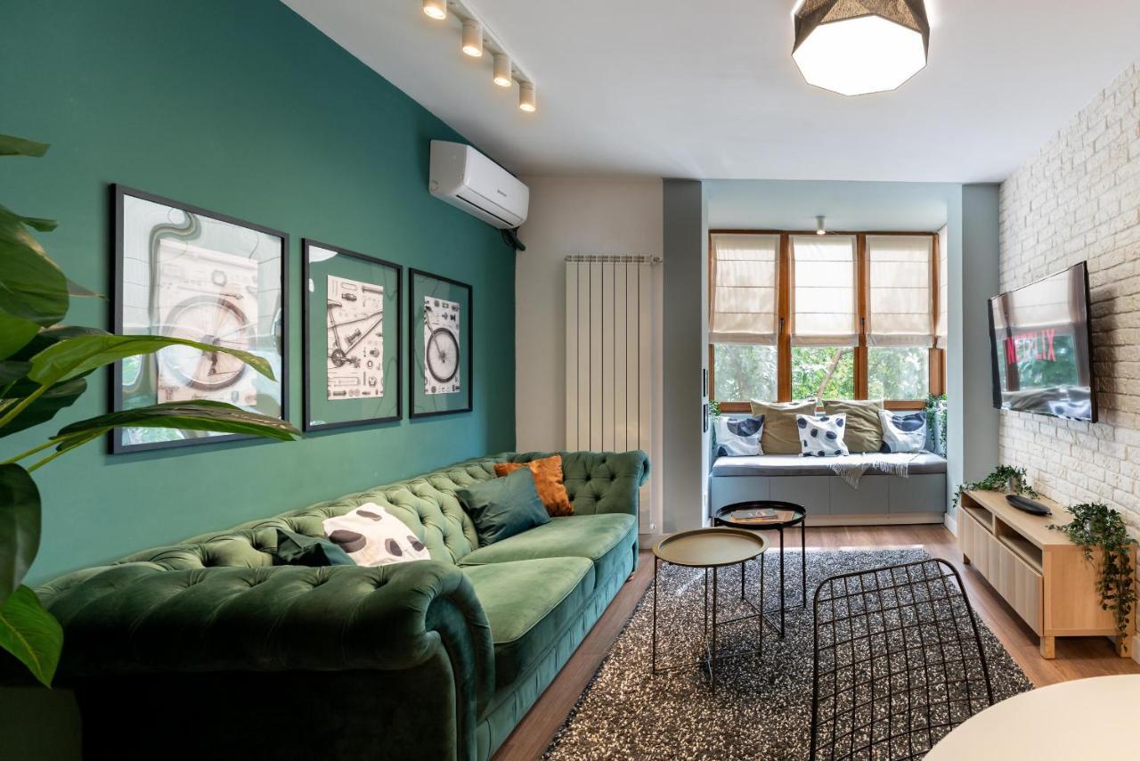 Downtown Retreat: Spacious 2-Br By Unirii Square ブカレスト エクステリア 写真