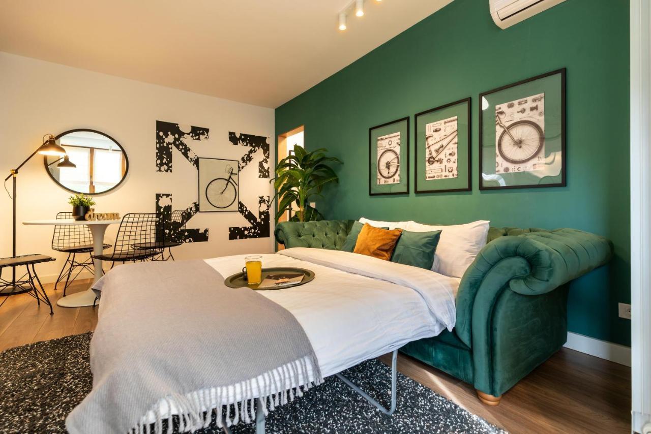 Downtown Retreat: Spacious 2-Br By Unirii Square ブカレスト エクステリア 写真