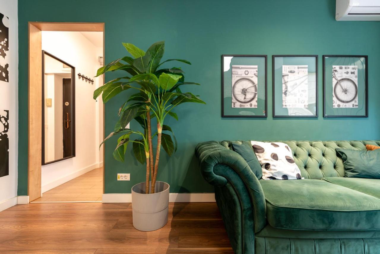 Downtown Retreat: Spacious 2-Br By Unirii Square ブカレスト エクステリア 写真