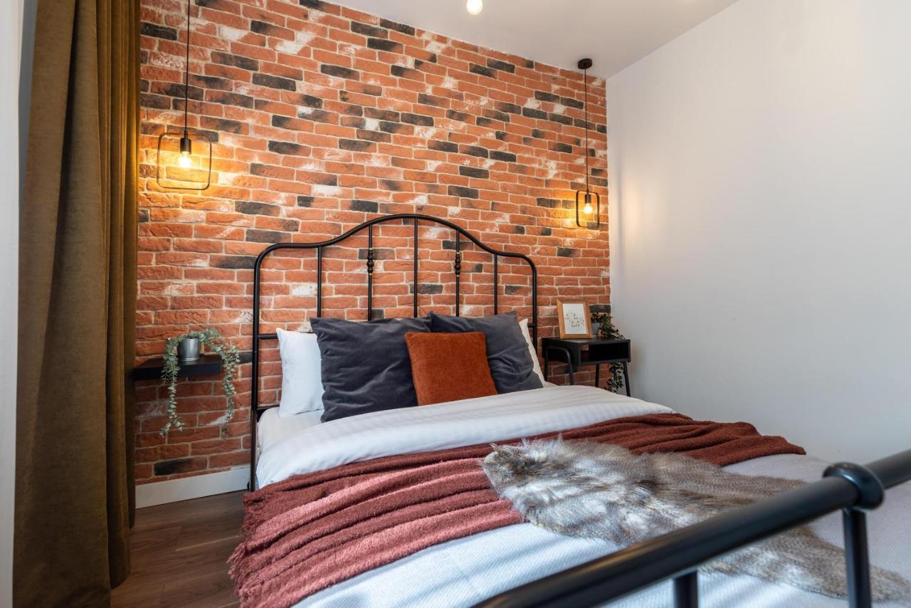 Downtown Retreat: Spacious 2-Br By Unirii Square ブカレスト エクステリア 写真