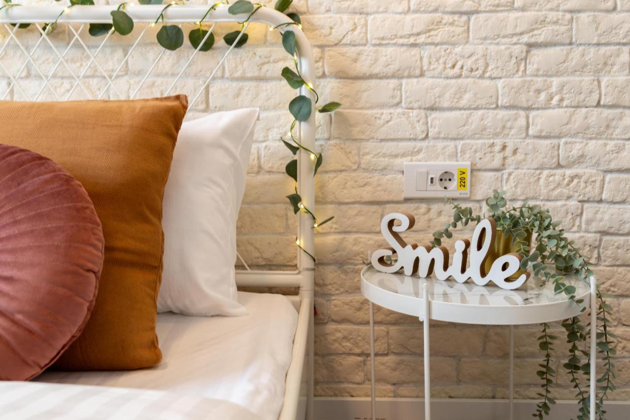 Downtown Retreat: Spacious 2-Br By Unirii Square ブカレスト エクステリア 写真