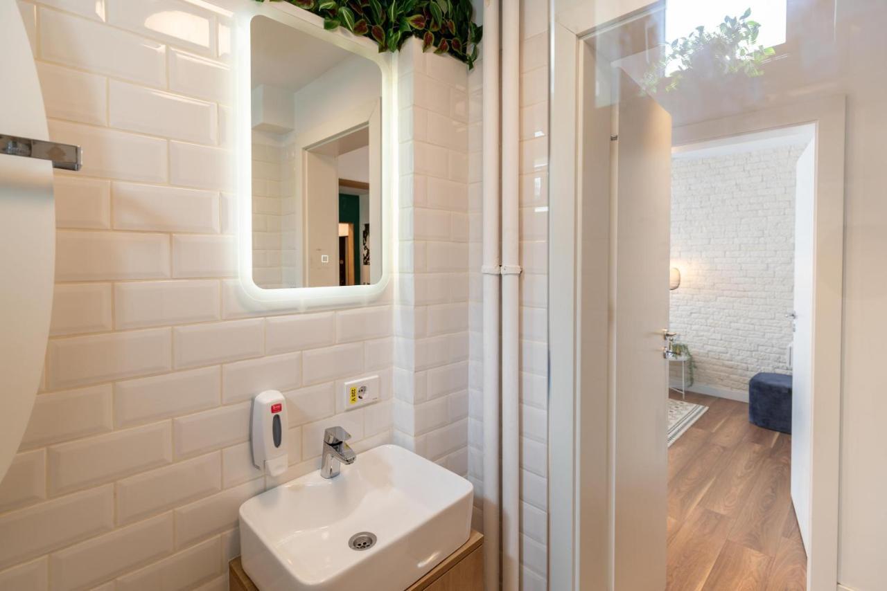 Downtown Retreat: Spacious 2-Br By Unirii Square ブカレスト エクステリア 写真
