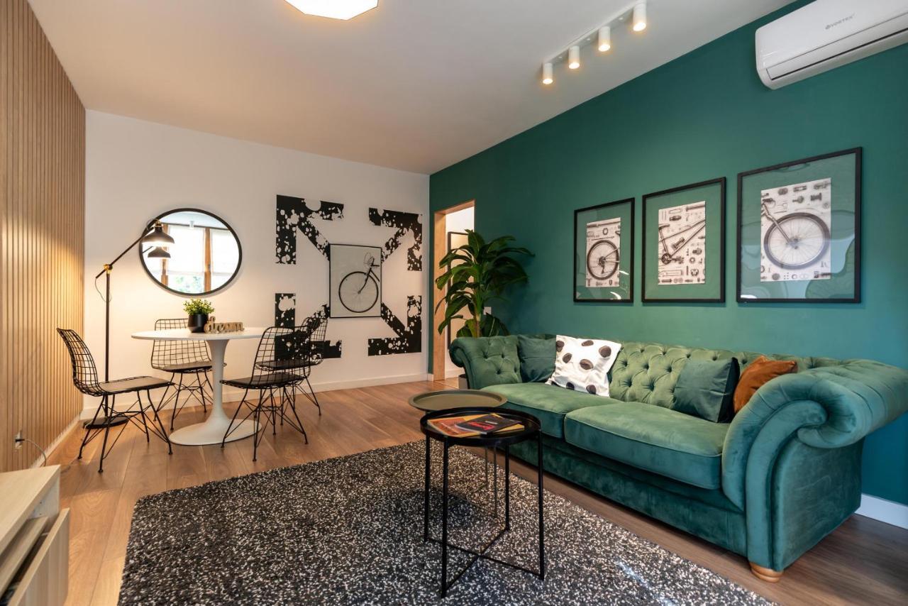 Downtown Retreat: Spacious 2-Br By Unirii Square ブカレスト エクステリア 写真