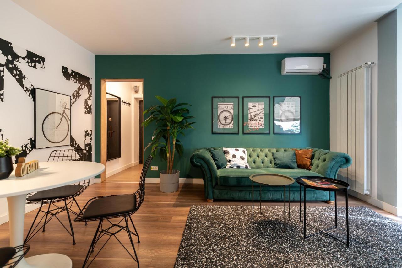 Downtown Retreat: Spacious 2-Br By Unirii Square ブカレスト エクステリア 写真