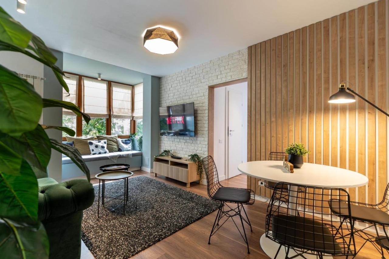 Downtown Retreat: Spacious 2-Br By Unirii Square ブカレスト エクステリア 写真