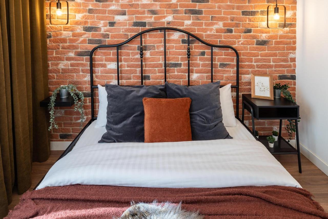 Downtown Retreat: Spacious 2-Br By Unirii Square ブカレスト エクステリア 写真