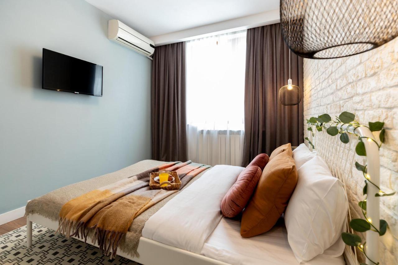Downtown Retreat: Spacious 2-Br By Unirii Square ブカレスト エクステリア 写真