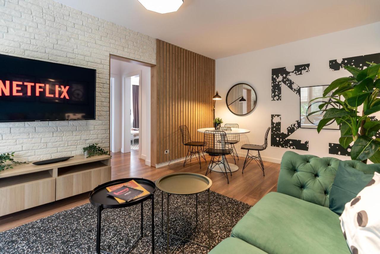 Downtown Retreat: Spacious 2-Br By Unirii Square ブカレスト エクステリア 写真