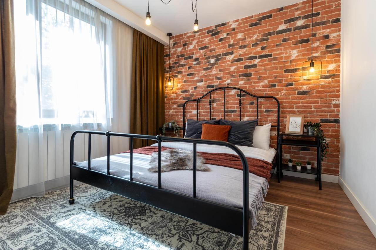Downtown Retreat: Spacious 2-Br By Unirii Square ブカレスト エクステリア 写真