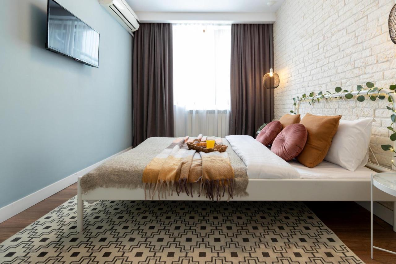 Downtown Retreat: Spacious 2-Br By Unirii Square ブカレスト エクステリア 写真