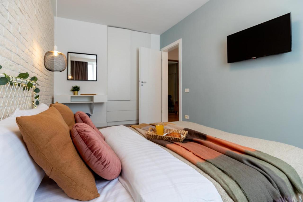 Downtown Retreat: Spacious 2-Br By Unirii Square ブカレスト エクステリア 写真