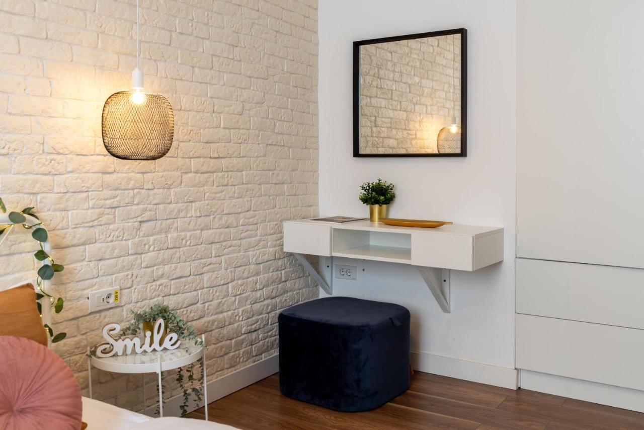 Downtown Retreat: Spacious 2-Br By Unirii Square ブカレスト エクステリア 写真