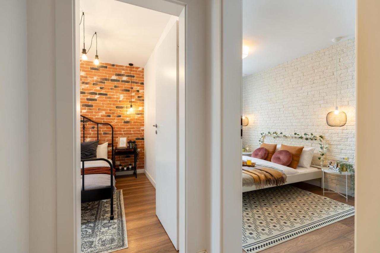 Downtown Retreat: Spacious 2-Br By Unirii Square ブカレスト エクステリア 写真