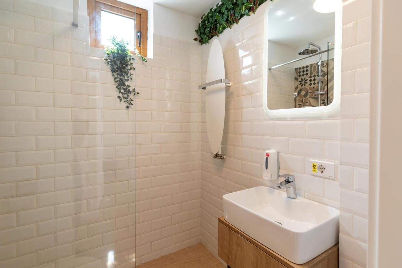 Downtown Retreat: Spacious 2-Br By Unirii Square ブカレスト エクステリア 写真