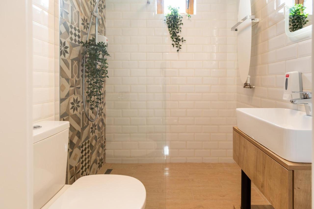 Downtown Retreat: Spacious 2-Br By Unirii Square ブカレスト エクステリア 写真