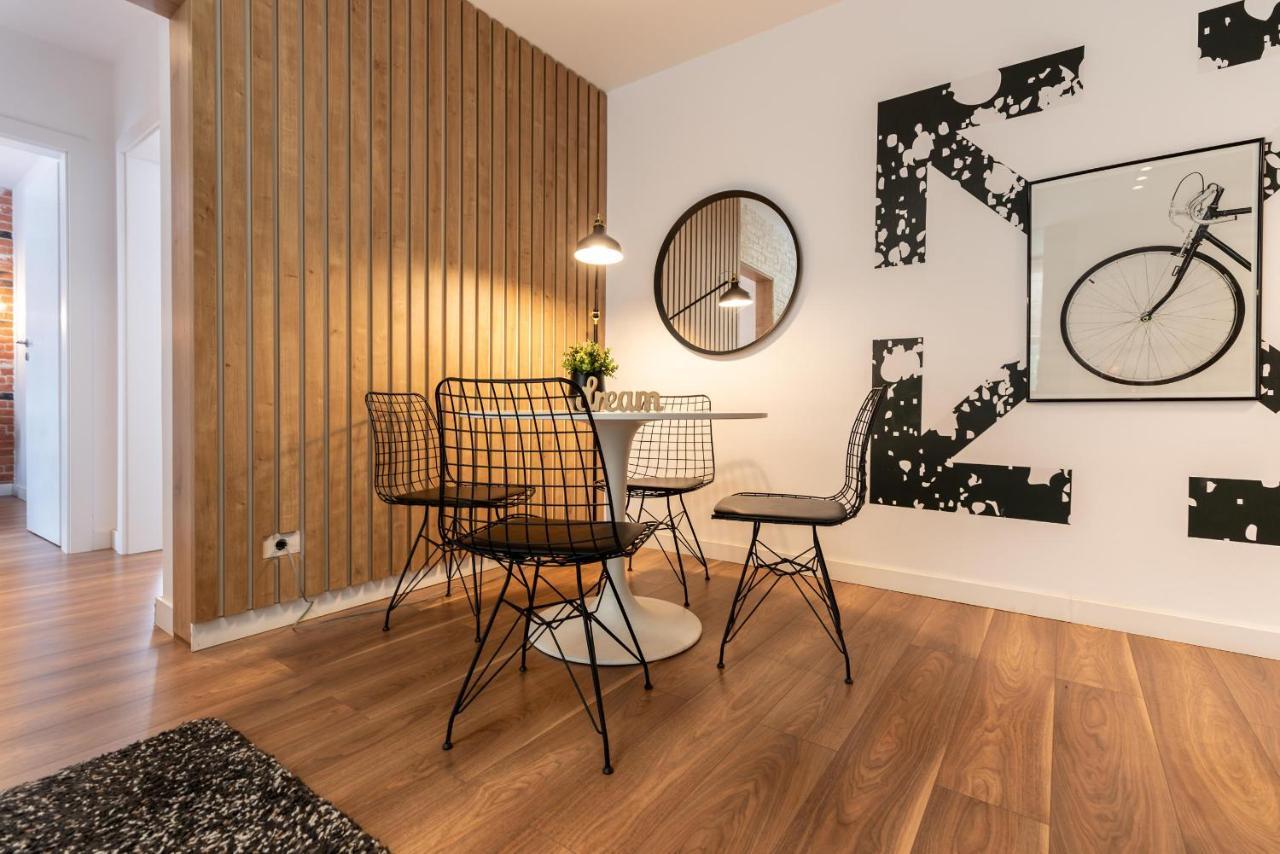 Downtown Retreat: Spacious 2-Br By Unirii Square ブカレスト エクステリア 写真