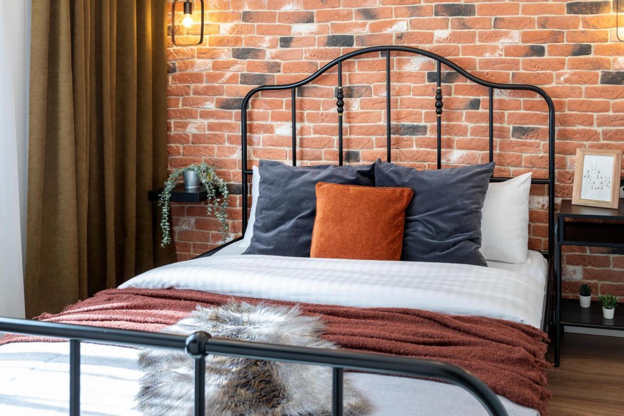 Downtown Retreat: Spacious 2-Br By Unirii Square ブカレスト エクステリア 写真